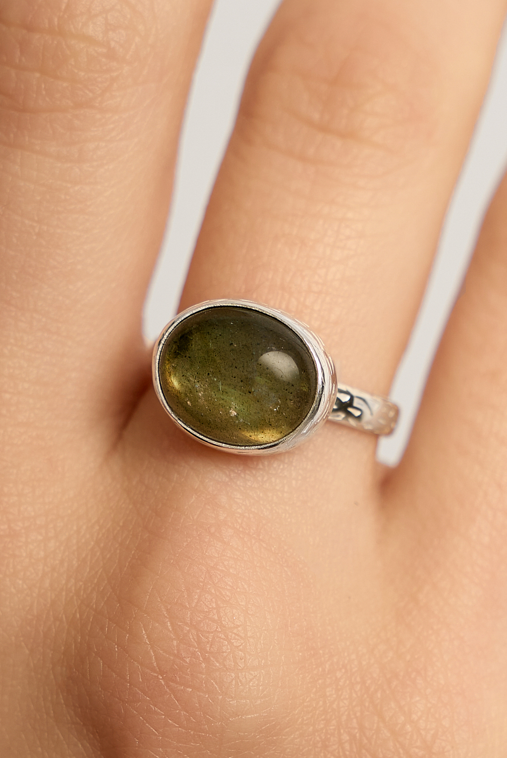 Кольцо с лабрадоритом