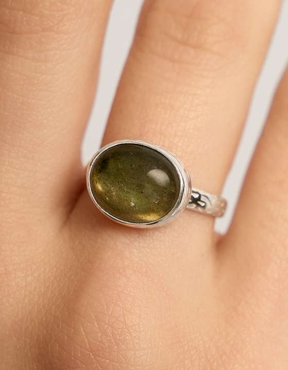 Кольцо с лабрадоритом