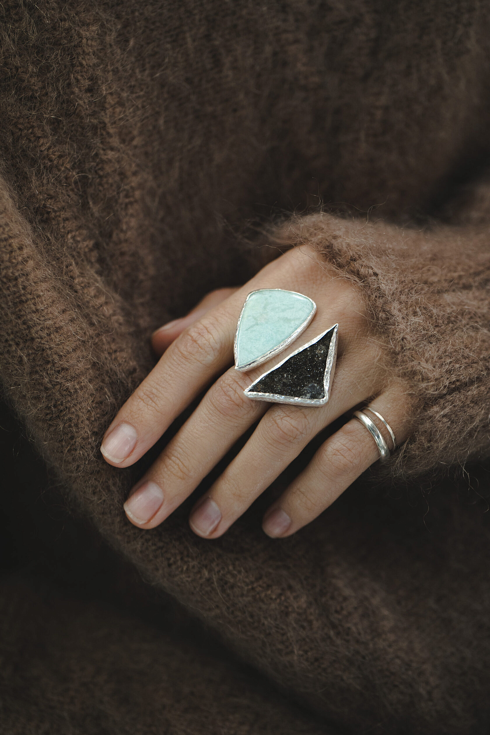 Кольцо с гранатом и амазонитом