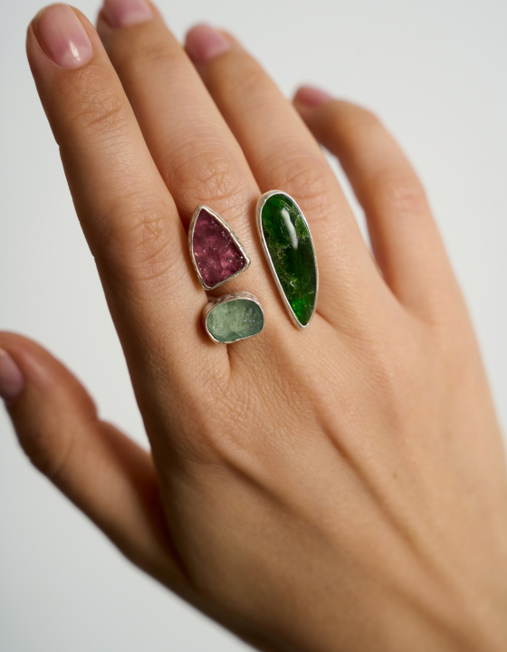 Кольцо с хромдиопсидом, турмалином и аквамарином