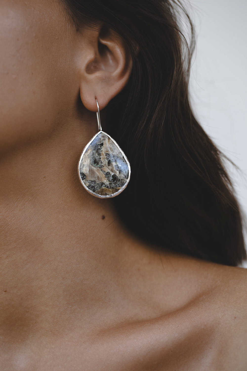 Серьги с лунным пегматитом