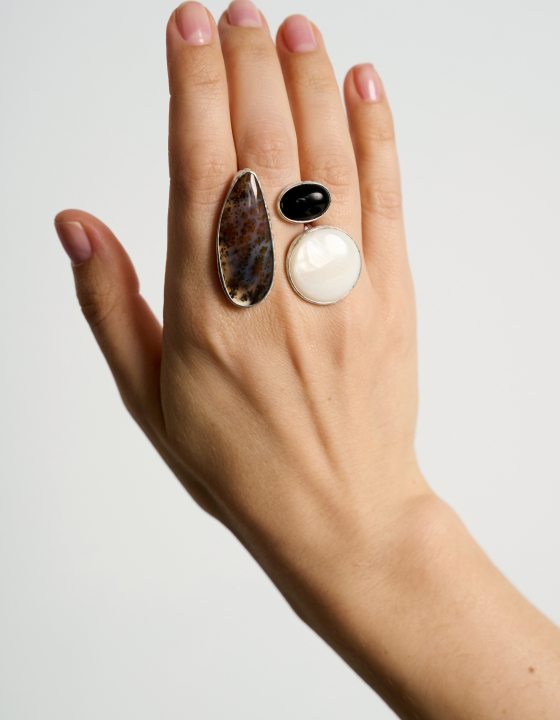 Кольцо с моховым агатом, беломоритом и черным агатом