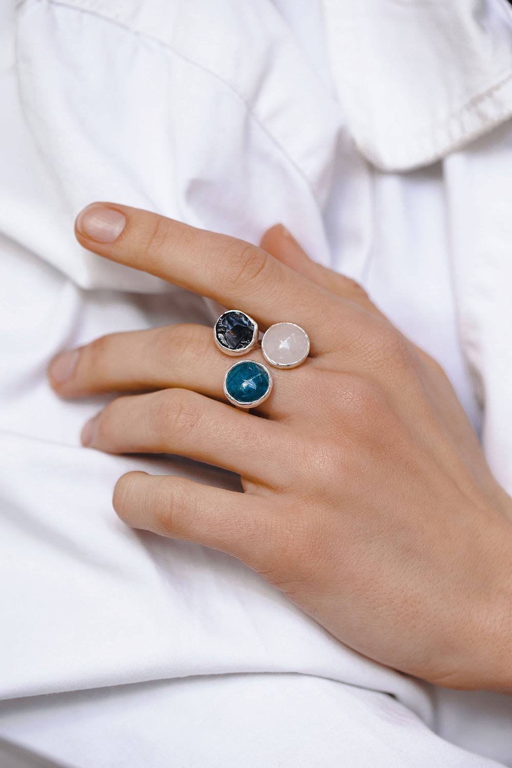 Кольцо с розовым кварцем, апатитом и шпинелью