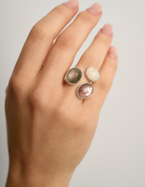 Кольцо с лабрадоритом, лепидолитом и эфиопским опалом