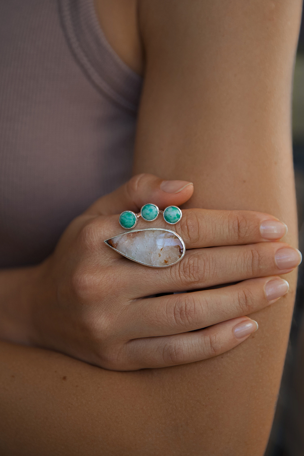 Кольцо с кварца и яшмами