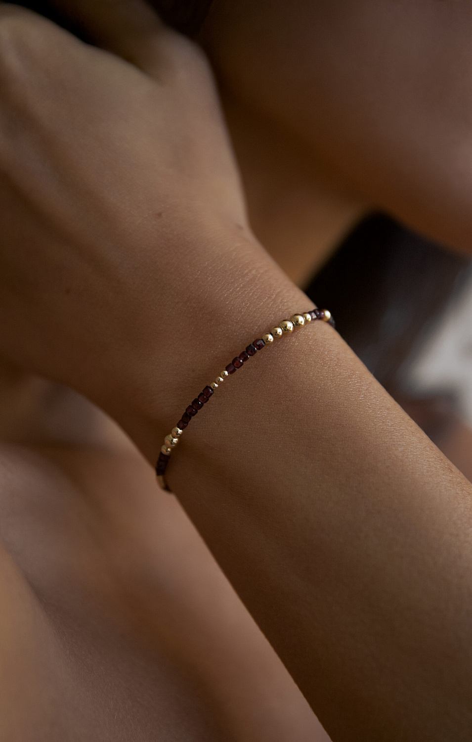 Браслет с бусинами граната