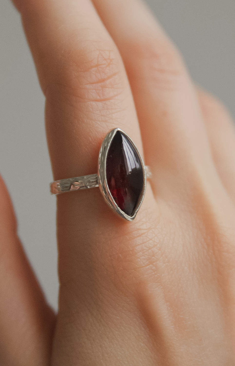 Кольцо с гранатом