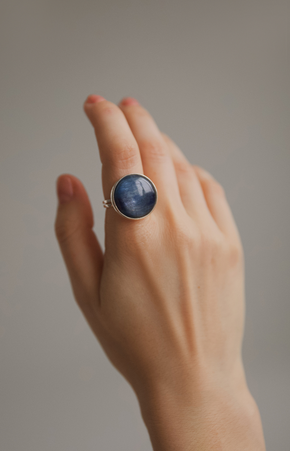 Кольцо с кианитом