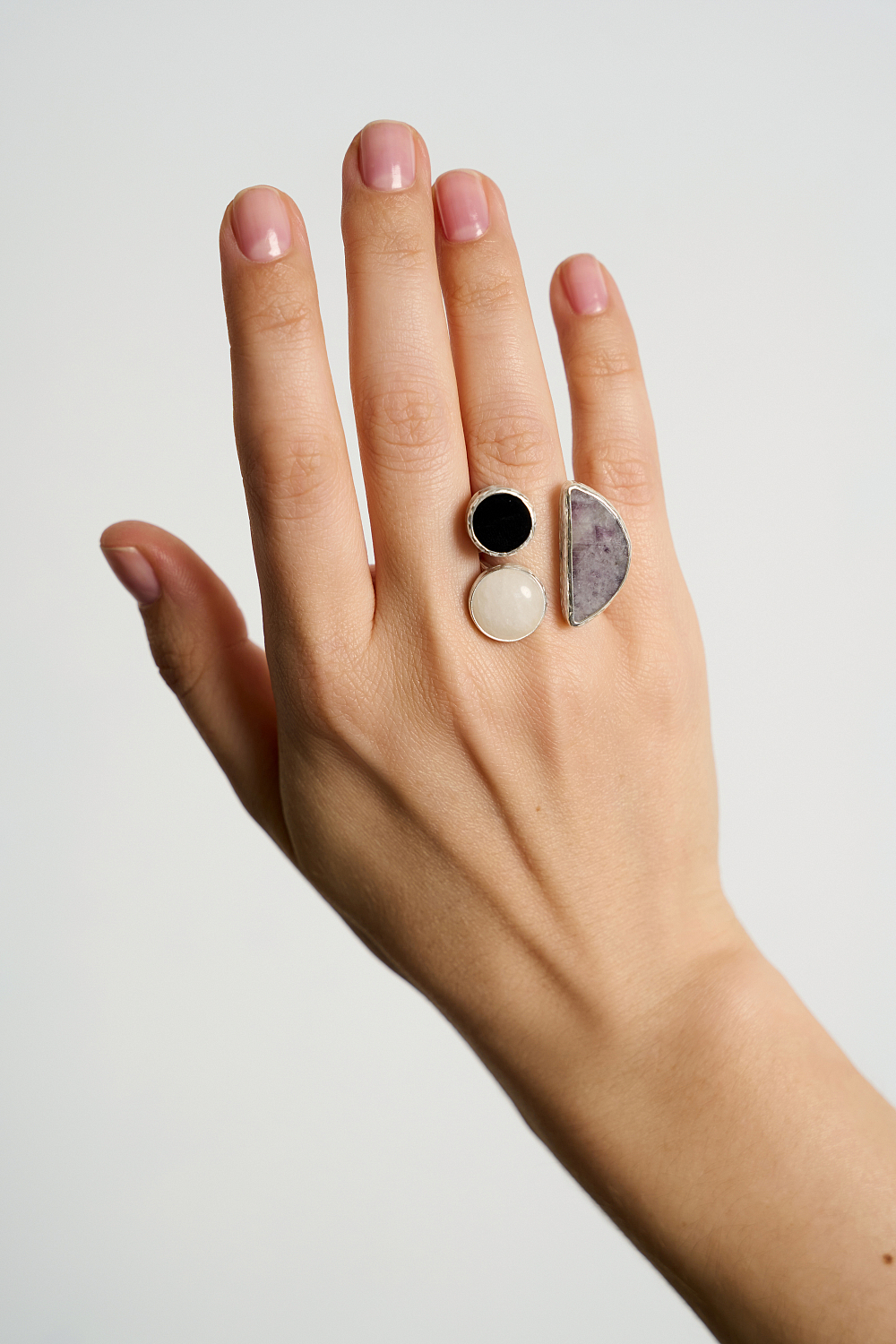 Кольцо с флюоритом, перламутром и черным агатом