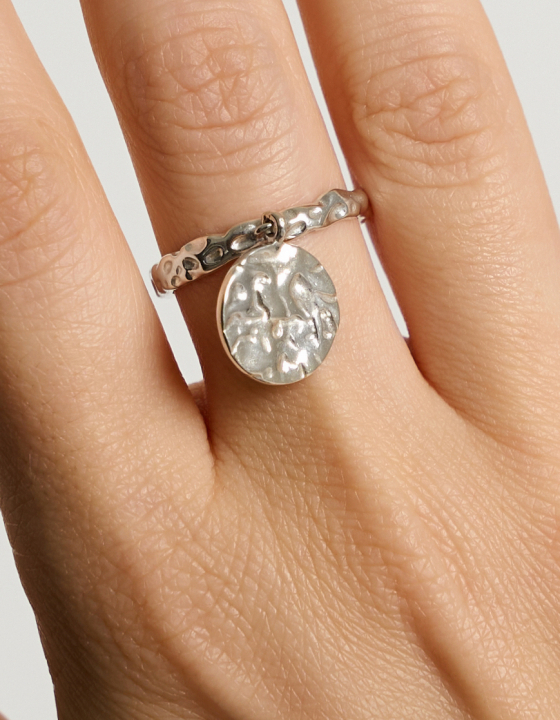 Кольцо с подвеской монета