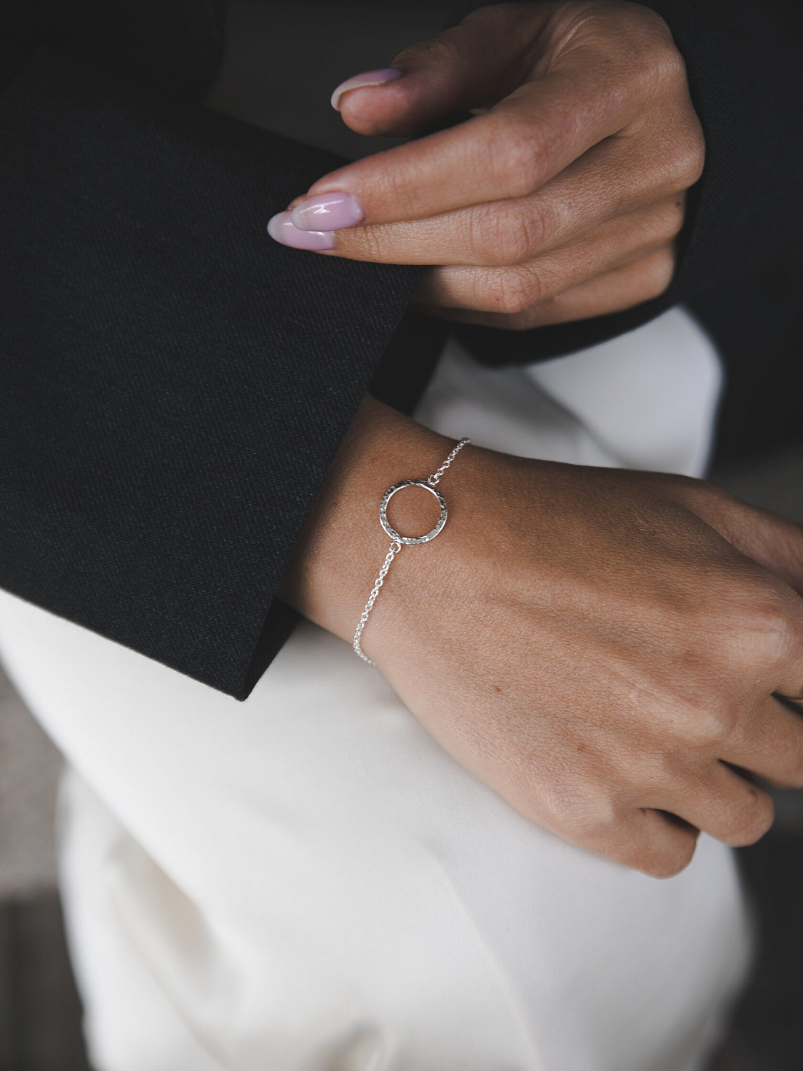 Браслет с мятым кругом