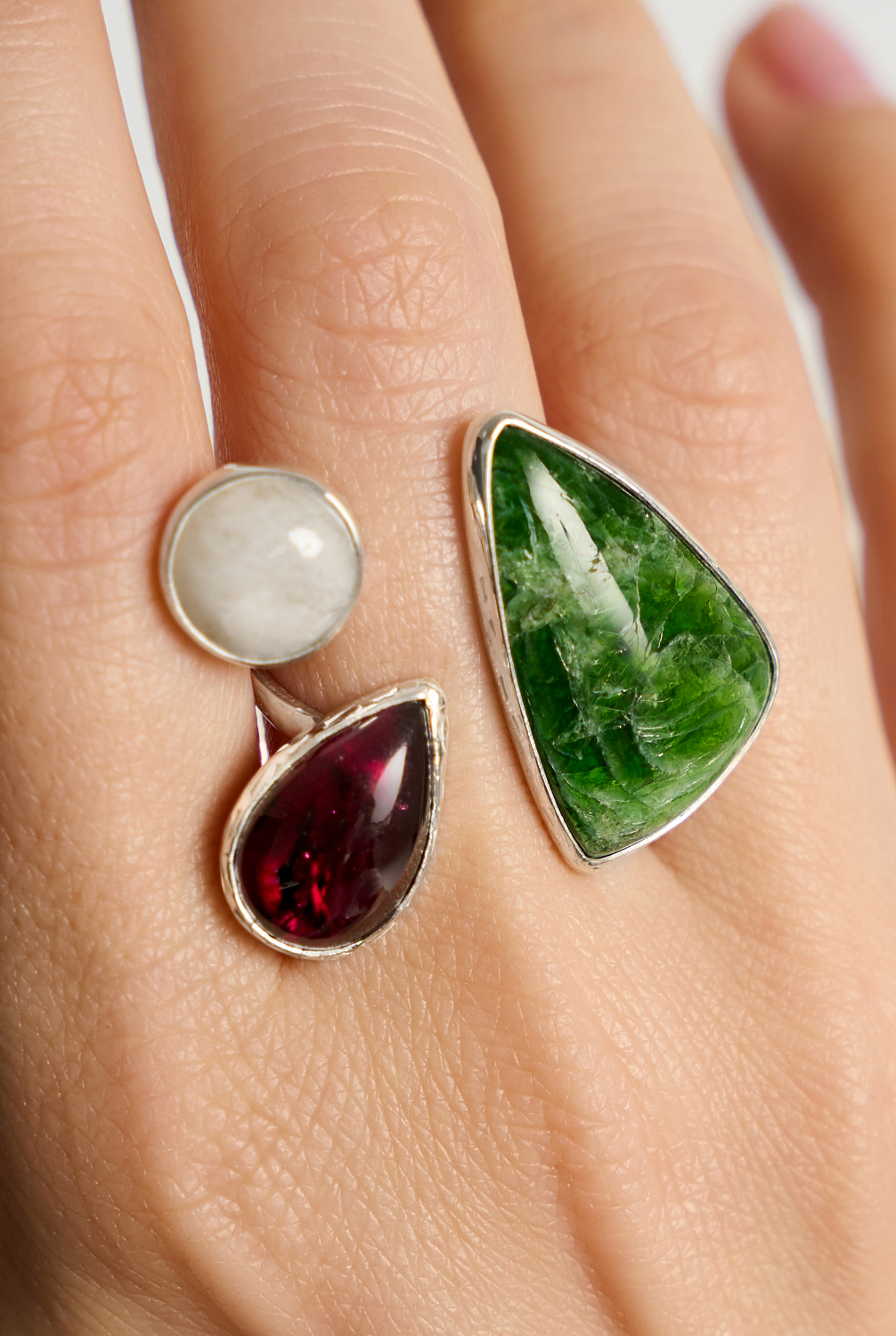 Кольцо с хромдиопсидом, гранатом и беломоритом