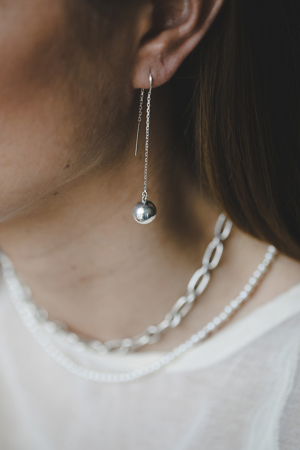 Серьги-цепочки с серебряной бусиной