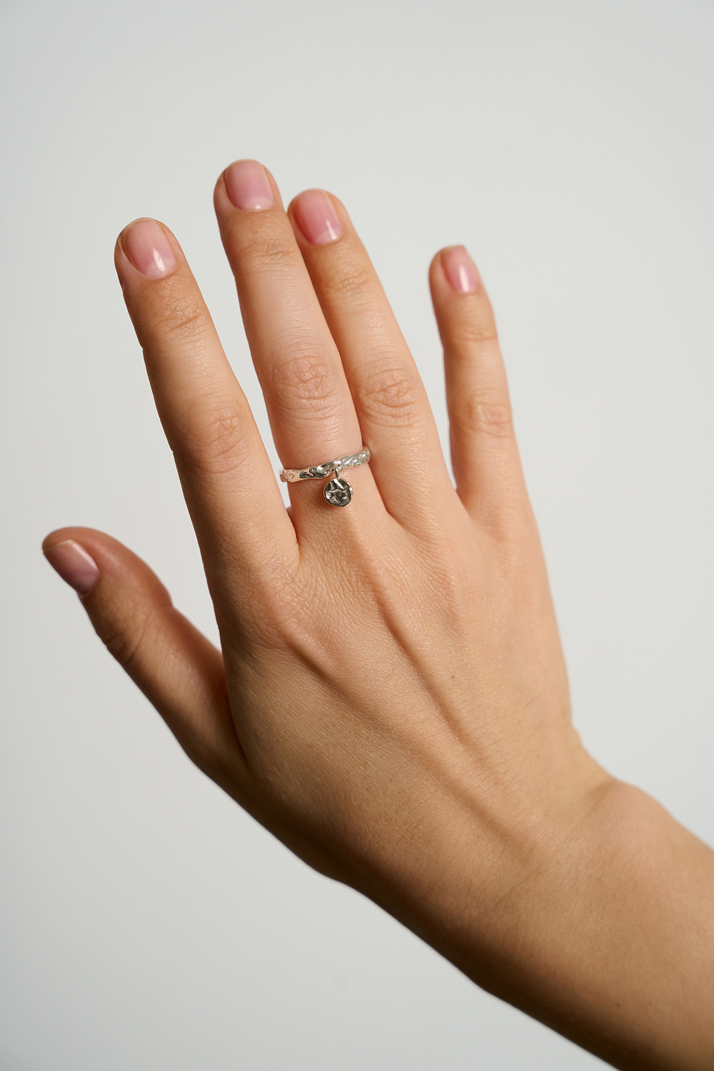 Кольцо с подвеской монета