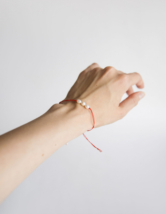 Браслет на красной нити с жемчугом