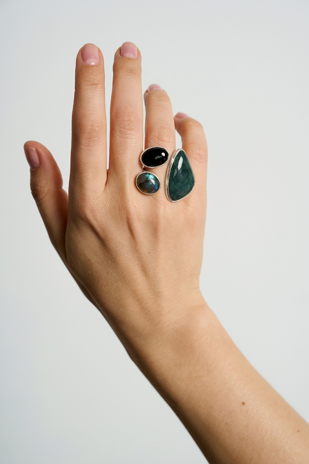 Кольцо с морским офитом, черным агатом и лабрадоритом