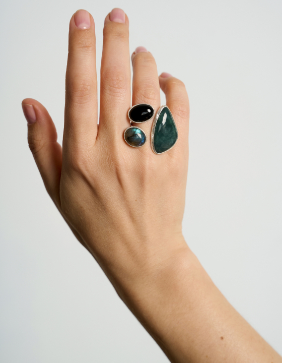 Кольцо с морским офитом, черным агатом и лабрадоритом