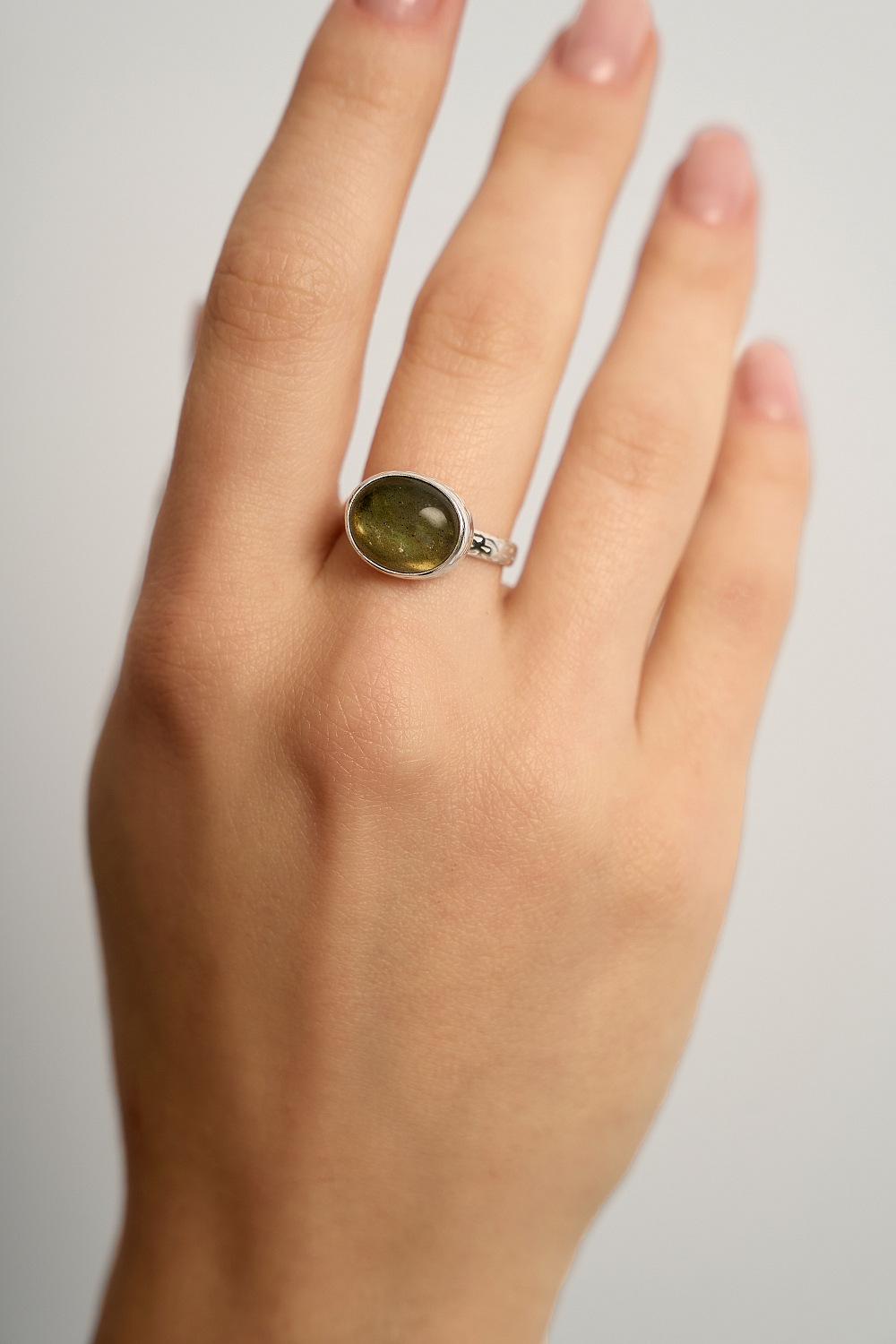 Кольцо с лабрадоритом