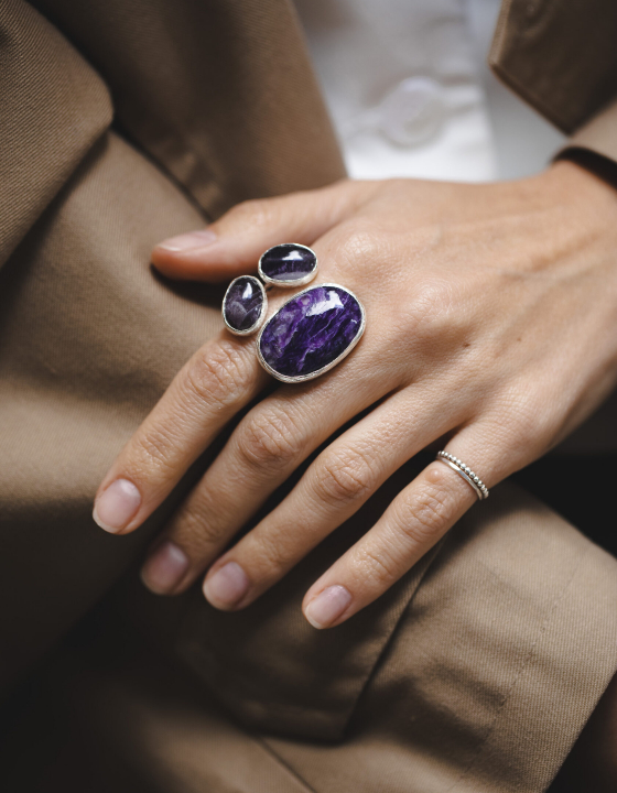 Кольцо с чароитом и аметистом