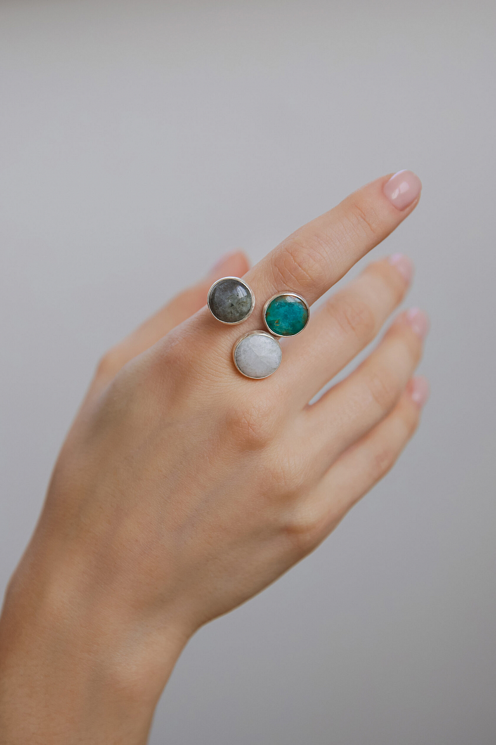 Кольцо с лабрадоритом, беломоритом и перуанским опалом