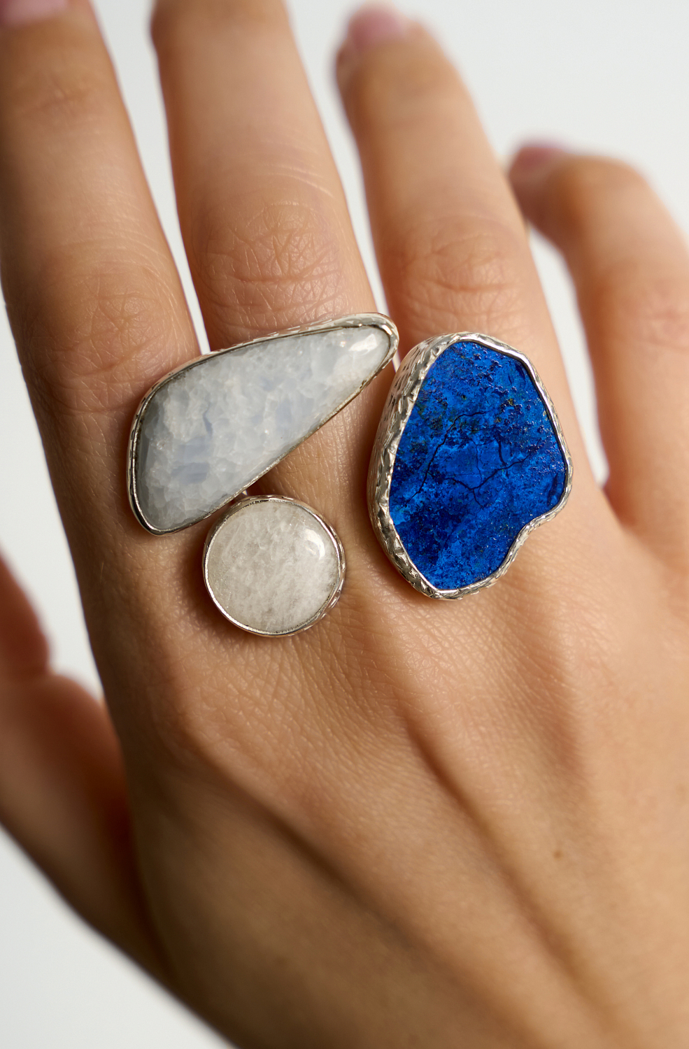 Кольцо с азуритом, кальцитом и беломоритом