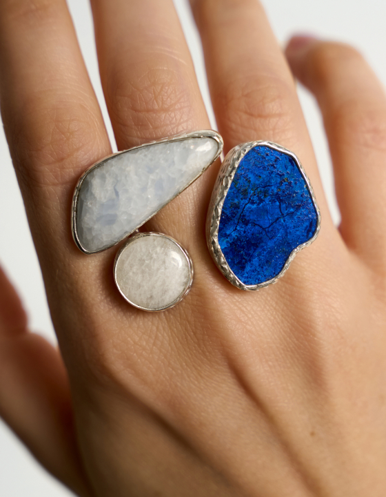 Кольцо с азуритом, кальцитом и беломоритом