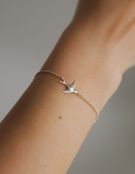 Браслет на цепочке с ласточкой